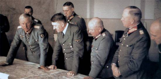 15 de septiembre de 1943 en la Sede del Führer. Delante, de izquierda a derecha. Erich von Manstein, Adolf Hitler, Kurt Ewald de Kleist y Zeitzler. Detrás de Hitler estaba Theodor Busse