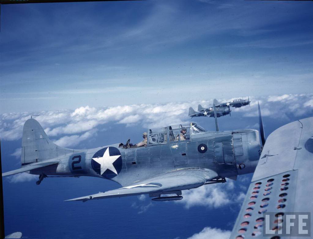 Escuadrilla de Douglas SBD Dauntless por los alrededores de la isla de Midway en 1.942