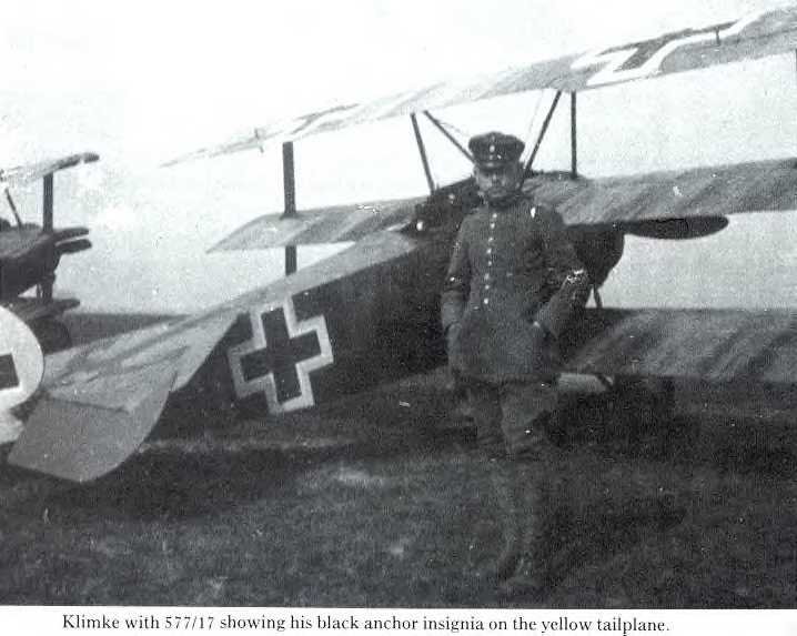 Klimke con el Fokker Dr.I 577 17 mostrando su insignia de ancla negra en la cola amarilla del avión