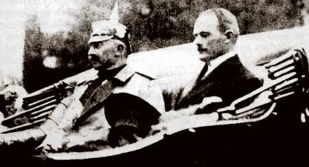 Guillermo II y Gustav Krupp durante la celebración de los cien años Krupp, 1912