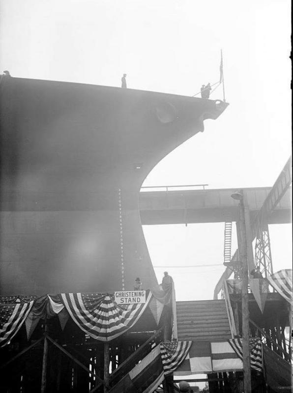 El USS Mississippi BB-41 durante su botadura en los Astilleros de Newport News Shipyard el 25 de enero de 1917