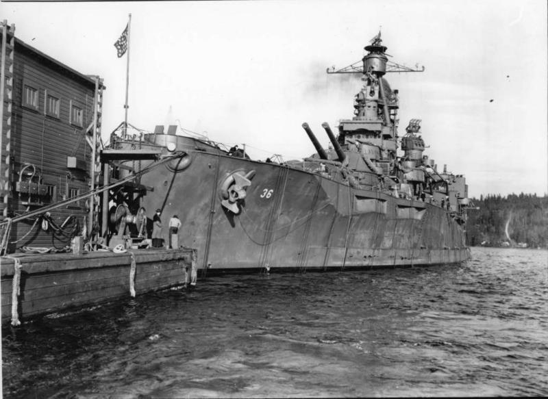 El USS Nevada después de llegar de vuelta a los Astilleros de Puget Sound el 15 diciembre de 1942