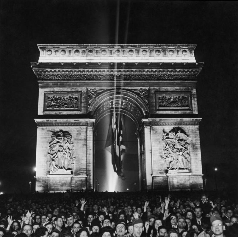 Miles de personas abarrotan el Arco de Triunfo para celebrar el fin de la Segunda Guerra Mundial en Europa el 8 de mayo de 1945, en esta famosa imagen de Ralph Morse