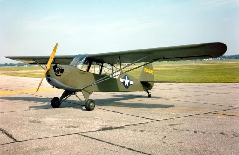 Aeronca L-3B Grasshopper se exhibe en el National Museum of the United States Air Force at Wright-Patterson AFB, en Dayton, Ohio