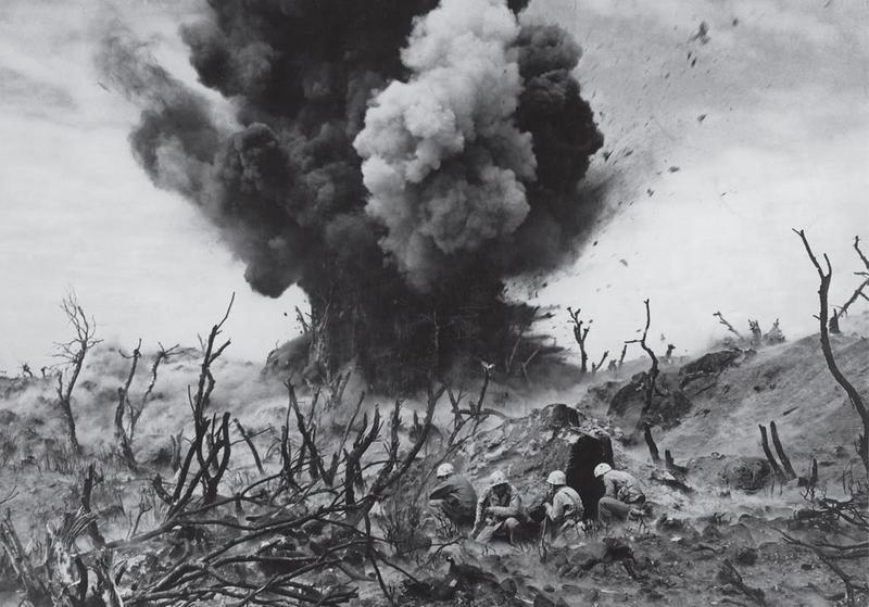 Marines a cubierto en una colina de Iwo Jima, destruyen un bunker japonés. Marzo 1945. Timepix - Time Life Pictures - Getty Images. Time Life Pictures