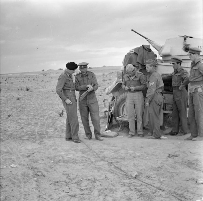 El General Montgomery y otros oficiales antes del asalto a Trípoli, junto a un Humber Mk III, el 22 de Enero de 1943
