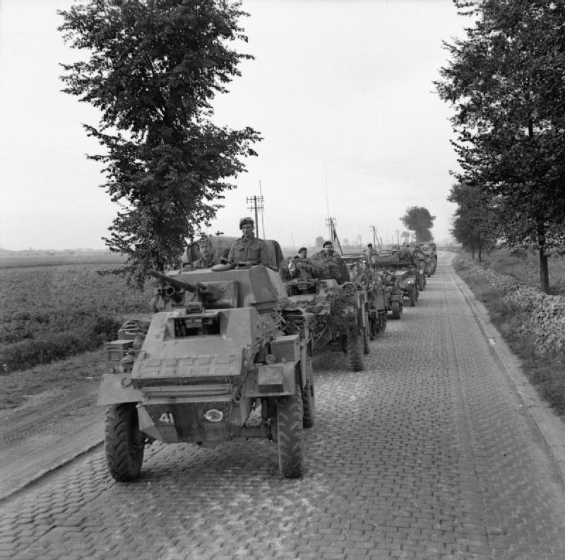 Columna de Humber Mk IV perteneciente a la 15º División Escocesa cerca de Lille, el 5 de Septiembre de 1944