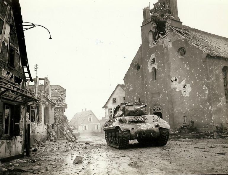Destructor de tanques M-10 del 636 Batallón apoya al 143º Regimiento de Infantería, en febrero de 1945, Rohrwiller, Francia
