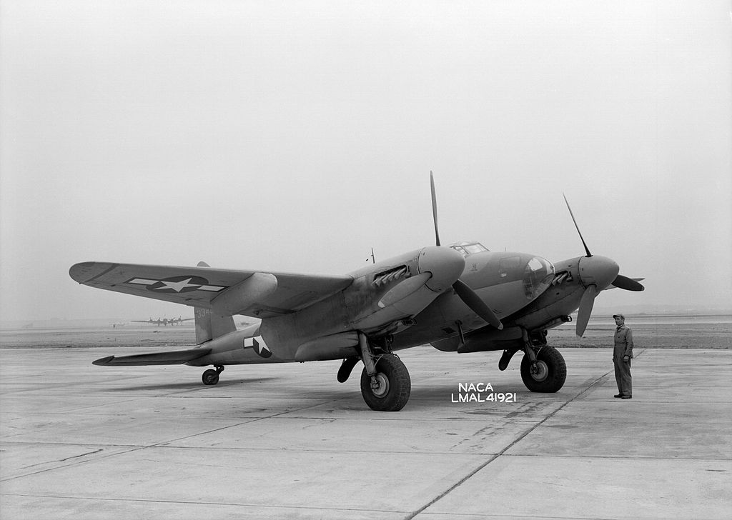 De Havilland Mosquito en vuelo de pruebas con el piloto Bill Gray durante los estudios de estabilidad longitudinal y control de la aeronave para el ComitÃ© Asesor Nacional de AeronÃ¡utica NACA del Centro de InvestigaciÃ³n Langley, Virginia, EEUU, 1945