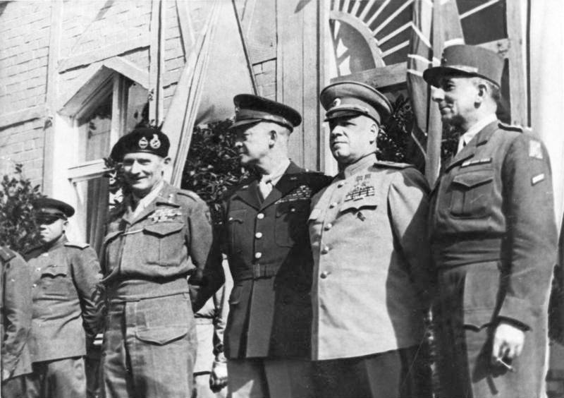 De izq. a dcha. El Mariscal de Campo británico Bernard L. Montgomery, el general estadounidense Dwight D. Eisenhower, el general francés Jean de Lattre de Tassigny y el Mariscal de la Unión Soviética Georgi K. Zhukov en Berlín. Berlín, 5 de junio de 1945