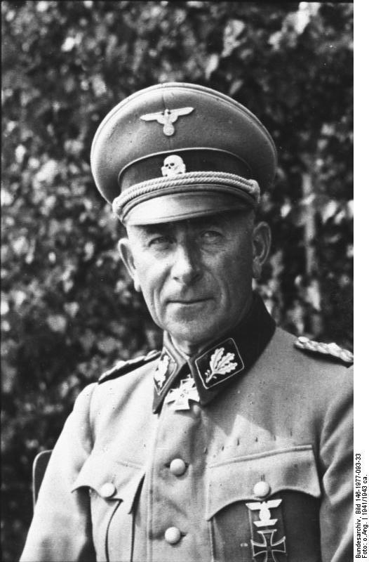 Retrato de Paul Hausser con el uniforme de SS Gruppenfuhrer con la Cruz de Caballero otorgada el 8 de agosto de 1941