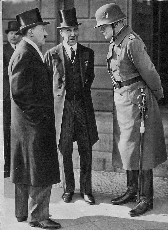 Hitler con Franz von Papen y Werner von Blomberg en 1933