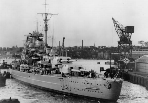 El DKM Bismarck abandona los astilleros de Blohm und Voss en Hamburgo, el 15 de septiembre de 1940