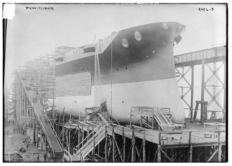 El USS Pennsylvania durante su construcción en los Astilleros Newport News Shipyard