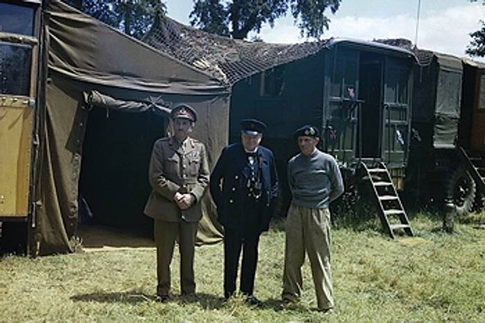 Alan Brooke, Winston Churchill y Bernard Montgomery en la sede móvil de Montgomery en Normandía, Francia, el 12 de junio de 1944