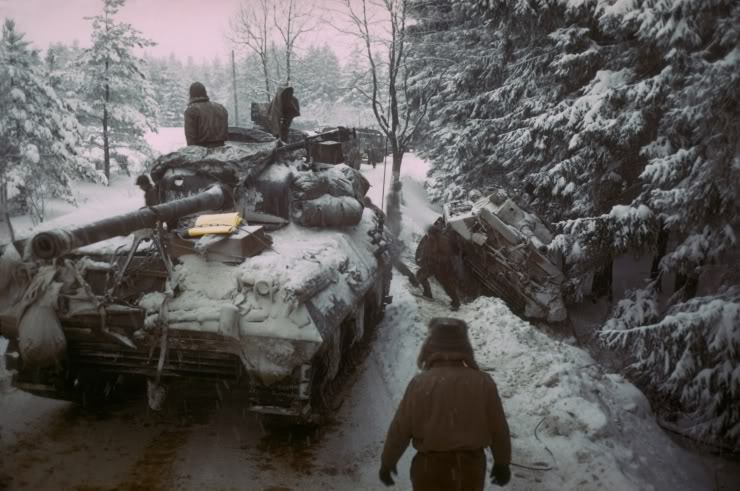 Un tanque norteamericano pasa al lado de un tanque americano que se ha salido de la carretera en las Ardenas, 1945