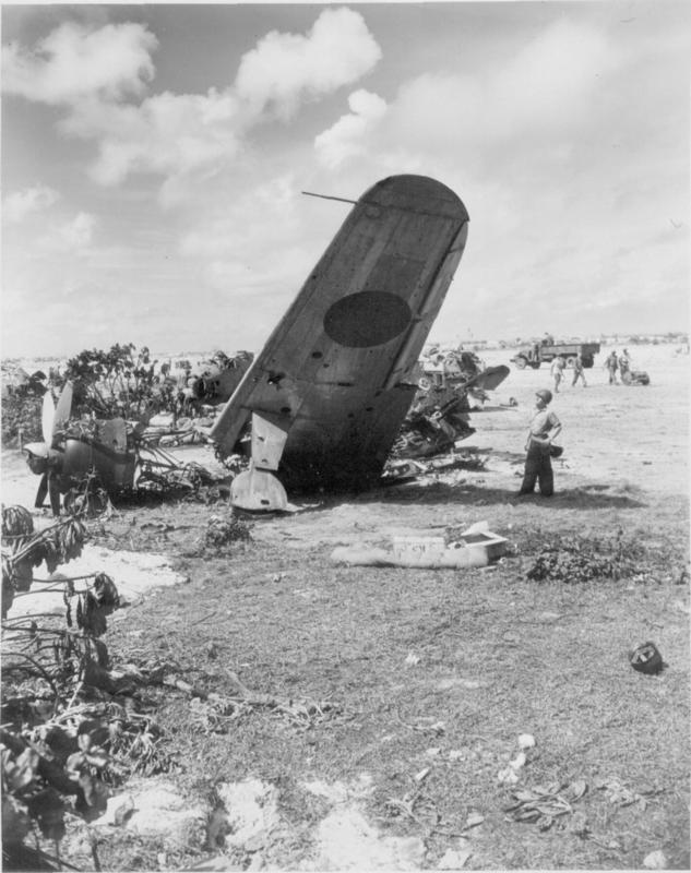 Daños producidos en Tarawa durante el ataque a la Isla de los Escuadrones embarcados en el USS Saratoga