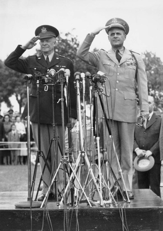 Dwight D. Eisenhower entrega su puesto de Comandante Supremo Aliado en Europa