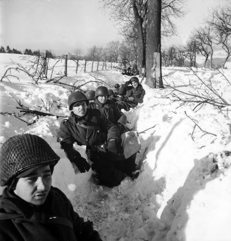 Soldados estadounidenses en una zanja en Bélgica durante la Batalla de las Ardenas en 1945