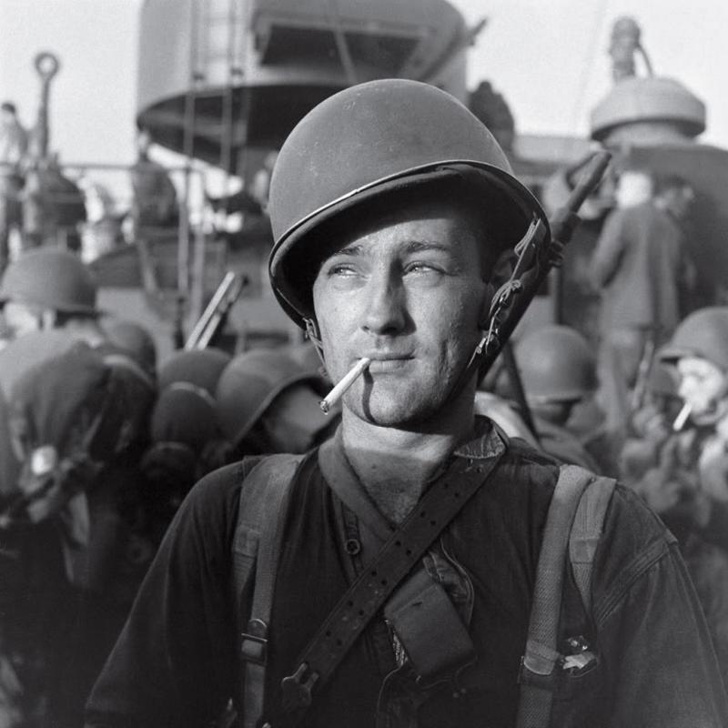 Un marine estadounidense se prepara para desembarcar en Guadalcanal. Timepix - Time Life Pictures - Getty Images. Time Life Pictures