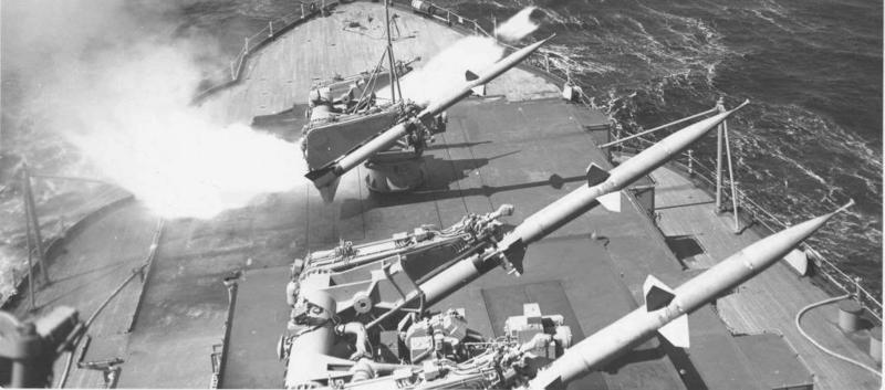 El USS Mississippi AG-128 disparando sus baterías de cohetes Terrier, el 28 de marzo de 1955
