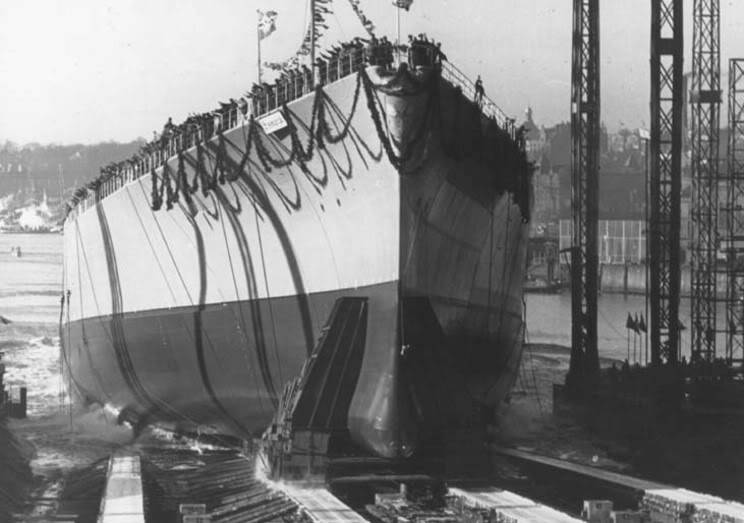 El 14 de febrero 1939, botadura del DKM Bismarck en los Astilleros Blohm und Voss de Hamburgo, Alemania