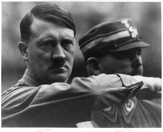Esta imagen de Hitler y Ernst Rohm es un fotograma de la primera película del Rally Nurenburg de Leni Reifenstahl Festlische Nurnburg, el documental oficial de la primera manifestación nacional del Partido Nazi tras el ascenso de Hitler al poder en 1933