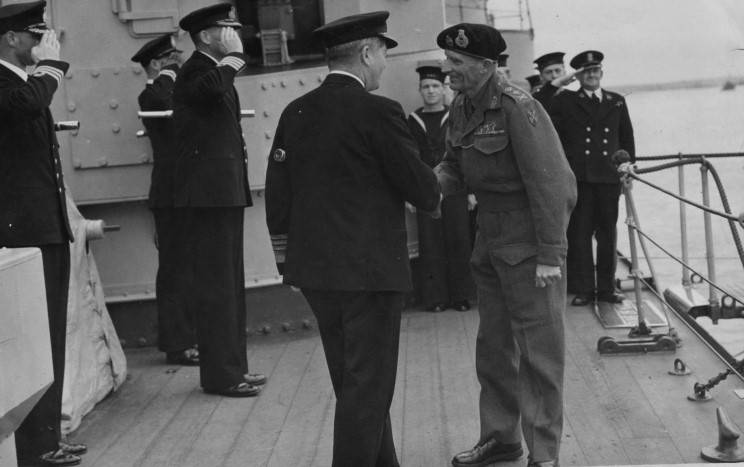 El General Sir Bernard Law Montgomery fue recibido a bordo del HMS Duke of York en Scapa Flow por el Almirante Sir Bruce Fraser. 6 de mayo de 1944