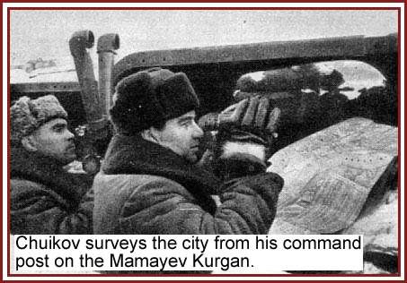 Chuikov examina la ciudad desde su puesto de mando en el Mamayev Kurgan