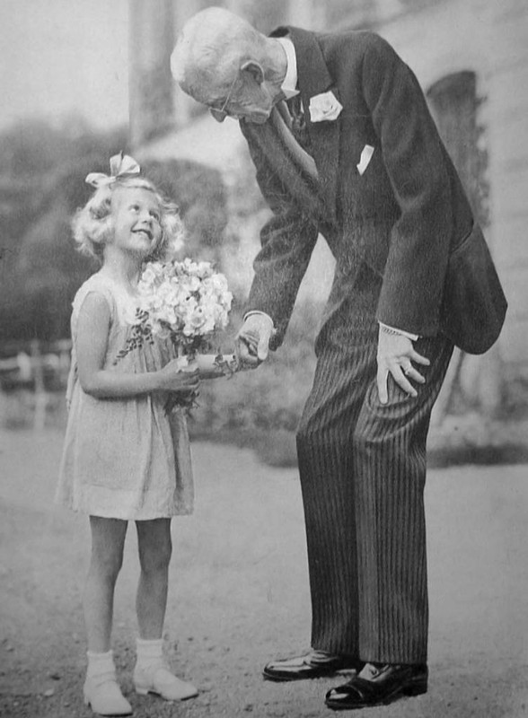Gustaf V recibe un ramo de flores en 1937