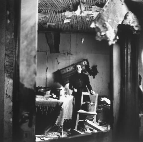 Mujer belga en su destrozada casa en las cercanías de las Ardenas
