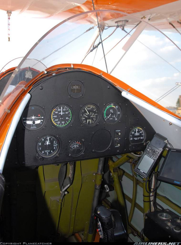 Vista del asiento del copiloto de un Stearman PT-17 Kaydet A75N1