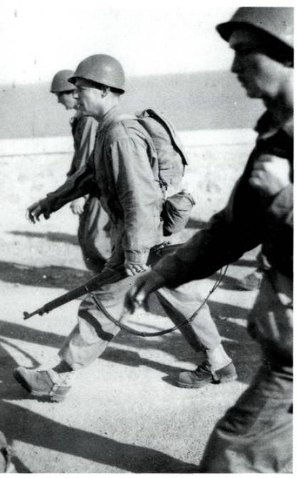 Darby conduce a los Rangers en Marcha Rápida en el Norte de África, 1942