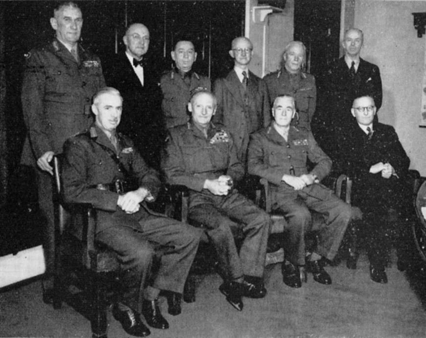 Melbourne, 1947. Montgomery en una conferencia con miembros de la Junta Militar Australiana