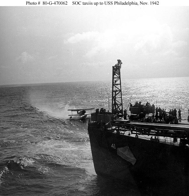 SOC ameriza cerca del USS Philadelphia para proceder a la maniobra de izado, nov, 1942