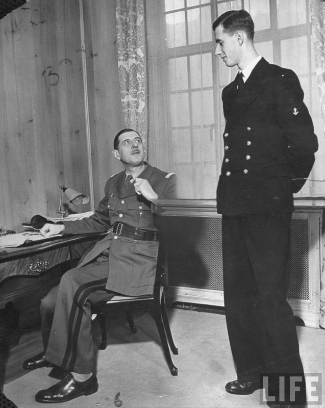 Charles de Gaulle hablando con su hijo Philippe