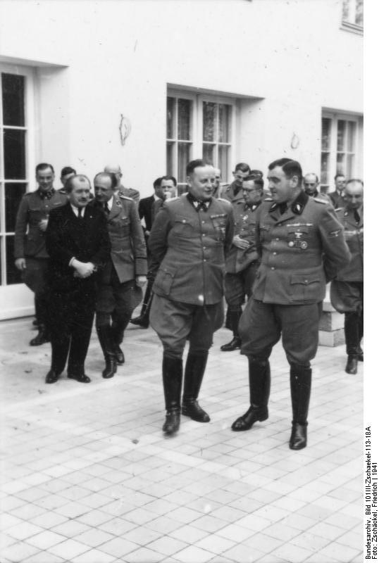 Austria, Viena. Oficiales de las Waffen SS, el Standartenführer Neblich, el Prof. Porsche y el Brigadeführer Krüger en la Escuela Técnica del Führe, 1941