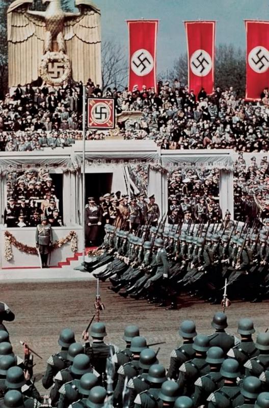Desfile en honor del 50 cumpleaños de Hitler, el 20 de abril de 1939.  Timepix - Time Life Pictures - Getty Images. Time Life Pictures