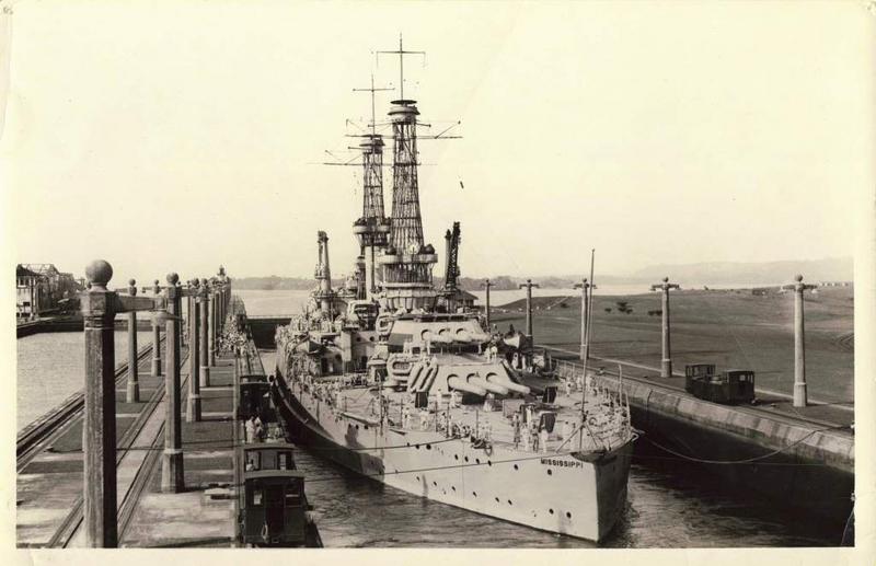 El USS Mississippi BB-41 atravesando el Canal de Panamá, el 26 de julio de 1919
