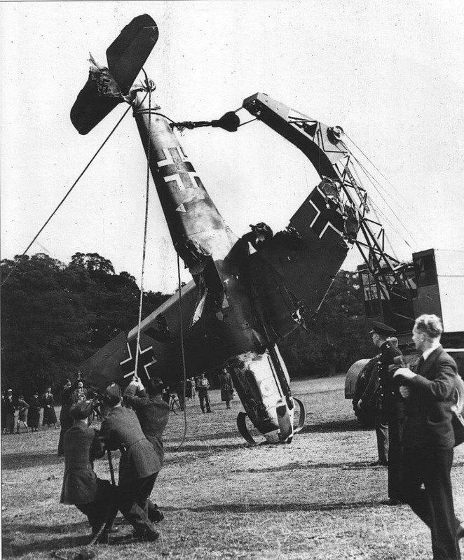 Recuperación por aviadores británicos de un Bf-109E derribado durante la Batalla de Inglaterra