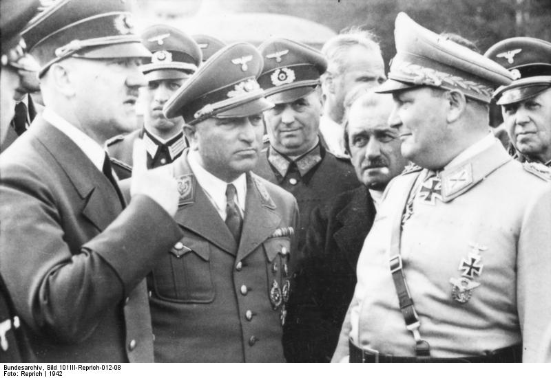 Adolf Hitler en conversación con Robert Ley, Ferdinand Porsche y Hermann Göring. 1942