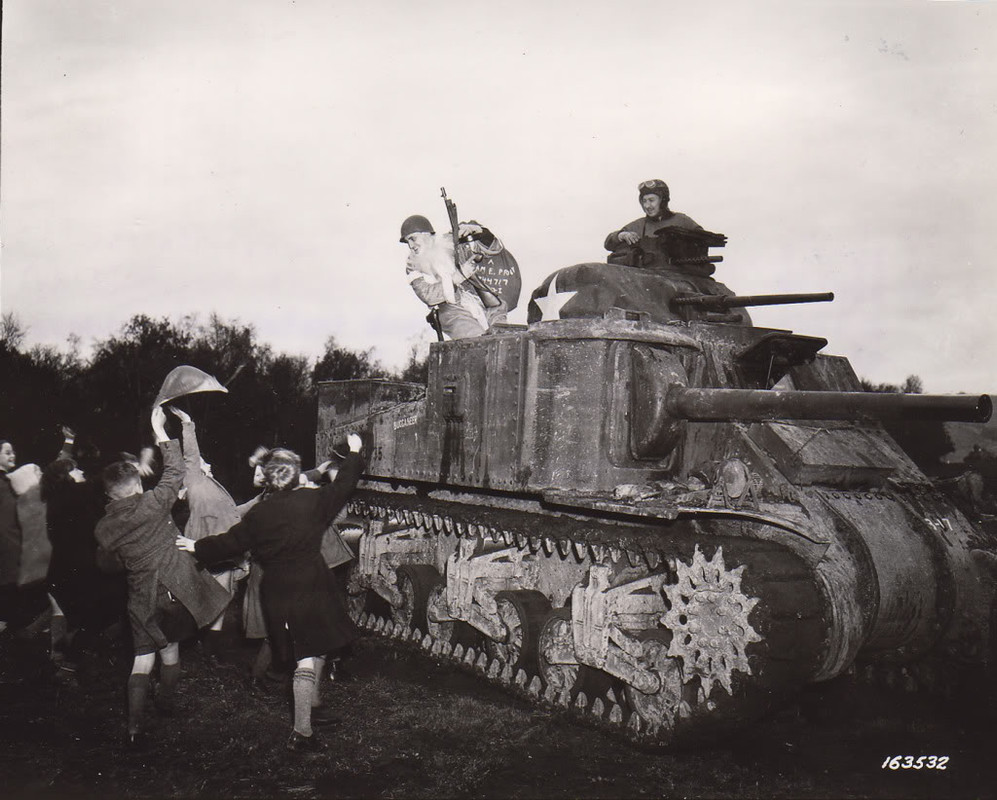 Sargento Hiram Prouty del 175 Regimiento de Infantería de los EE. UU. Vestido de Santa Claus la  Navidad, llegando en un tanque medio M3, Perham Down, Inglaterra, Reino Unido, 5 de diciembre de 1942