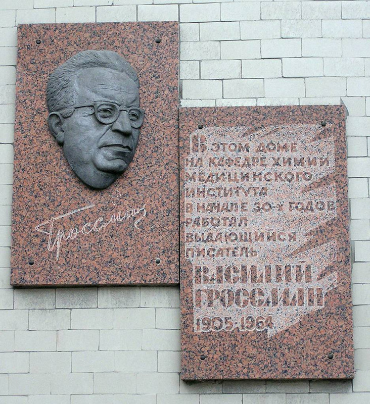 Placa conmemorativa, instalada en una casa en Donetsk, donde trabajaba Vasily Grossman