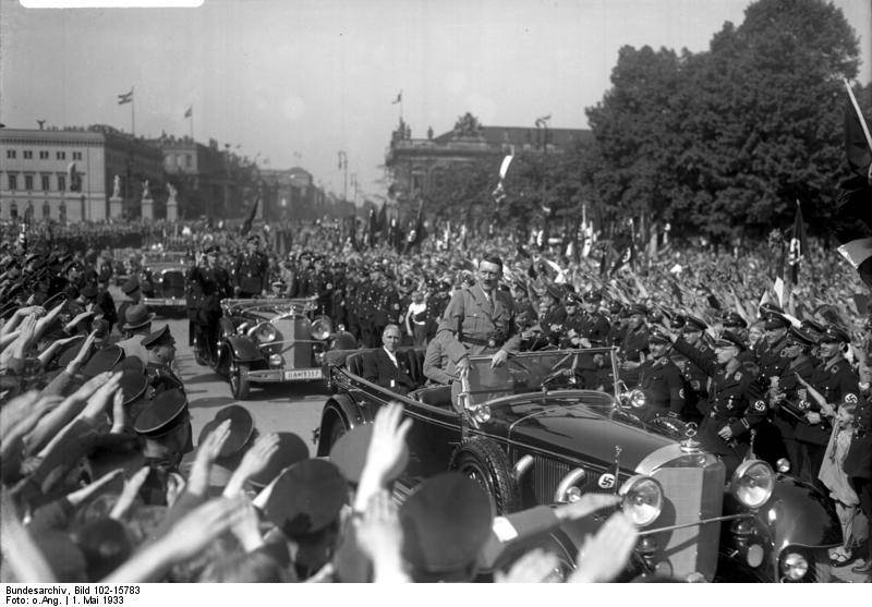 Adolf Hitler se reúne ante el Poder Judicial en el Lustgarten de Berlín. Sentado en el coche, von Papen. 1 de mayo de 1933
