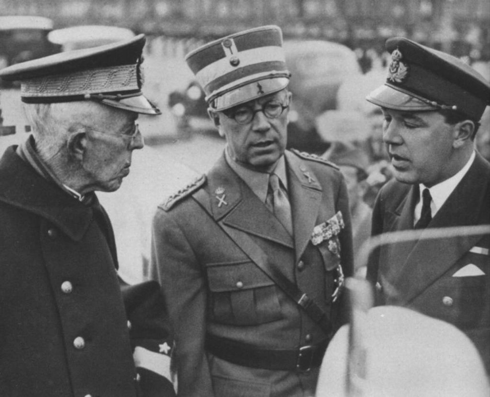El príncipe Bertil, derecha, en 1943, con su abuelo, el rey Gustav V a la izquierda, y su padre, el entonces príncipe heredero Gustav Adolf, centro.