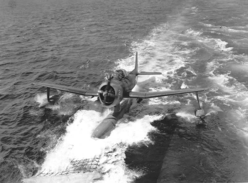 Curtiss SC-1 Seahawk acercándose a la estera de recuperación
