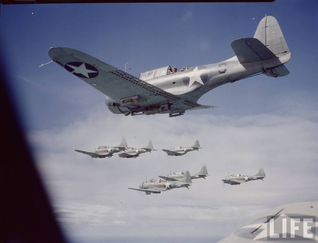 Escuadrilla de Douglas SBD Dauntless por los alrededores de la isla de Midway en 1.942