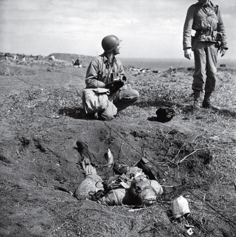 Tropas estadounidenses cerca de un soldado japones muerto en Iwo Jima. El grado en que los japoneses estaban dispuestos a luchar hasta la muerte, en lugar de rendirse, se resume en una estadística notable. Cerca de 20.000 soldados japoneses murieron durante la batalla, y sólo alrededor de 200 fueron capturados. Timepix - Time Life Pictures - Getty Images. Time Life Pictures