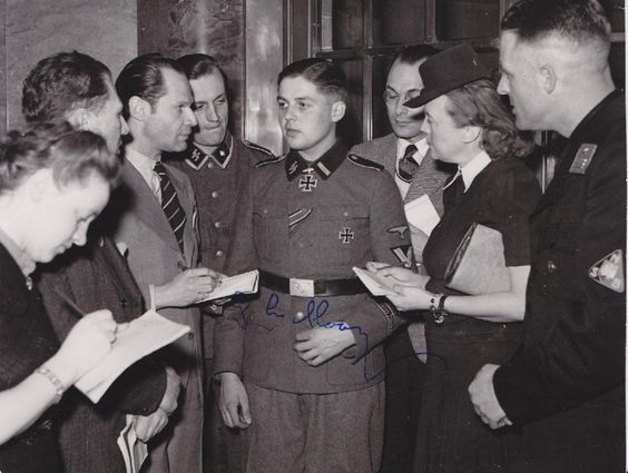 SS-Rottenführer Gerardes Mooyman entrevistado por periodistas tras la obtención de la Cruz de Caballero