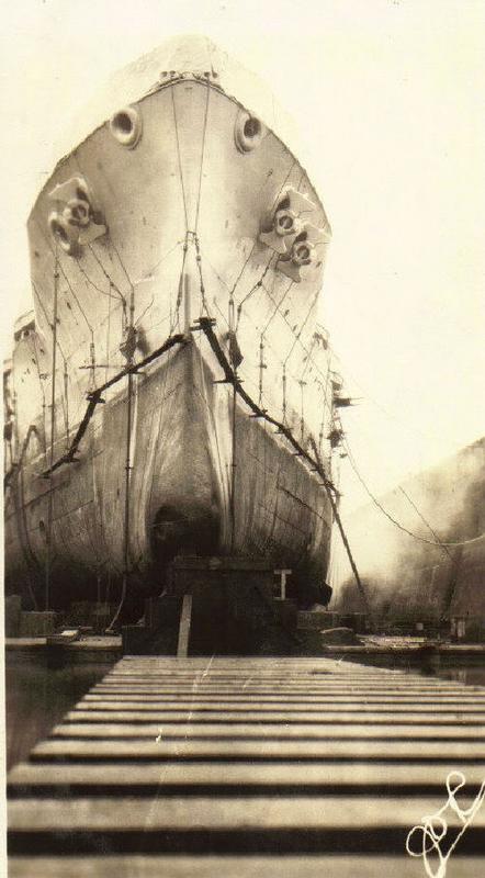 El USS Nevada BB-36 en el dique seco, en 1925